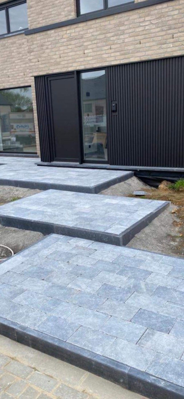 Allée en pavés en cours de pose, EMS Pavage
