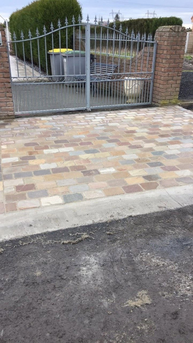 Allée en pavés multicolores vers portail, EMS Pavage