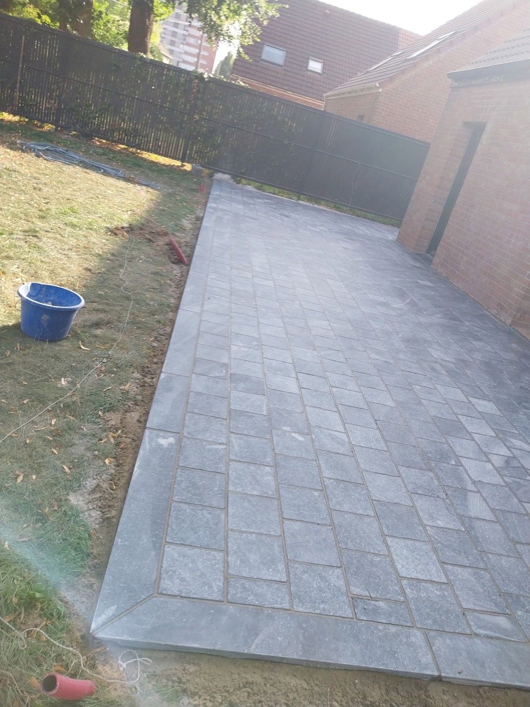 Allée en pavés anthracite le long d'un garage, EMS Pavage