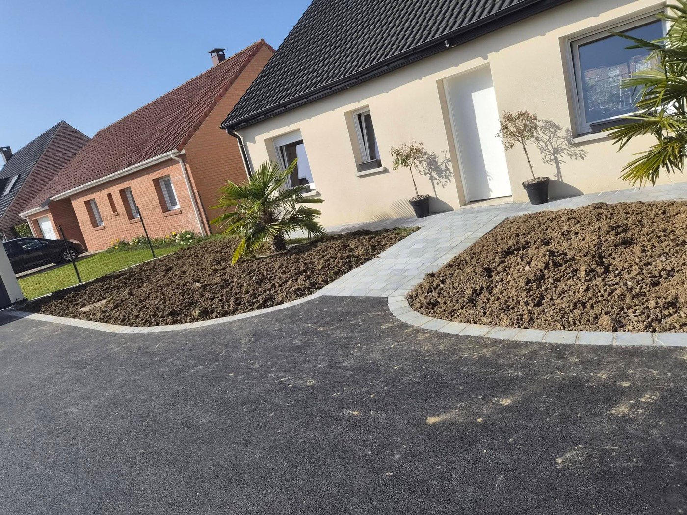 Allée en enrobé et massifs paysagers, EMS Pavage