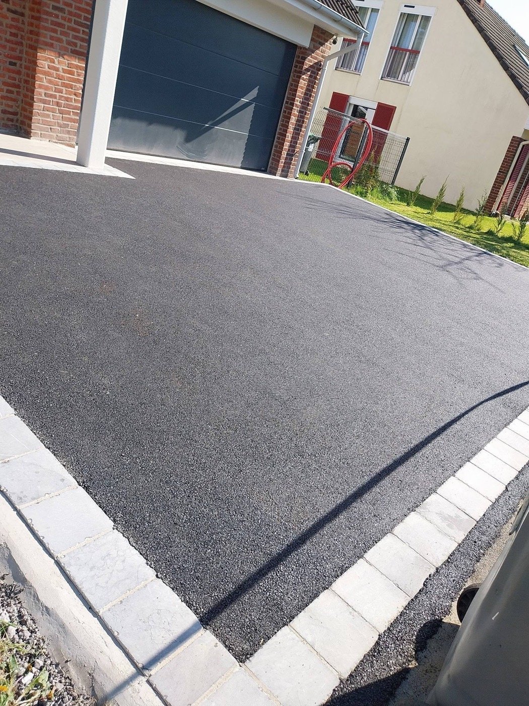 Allée en enrobé vers garage, EMS Pavage