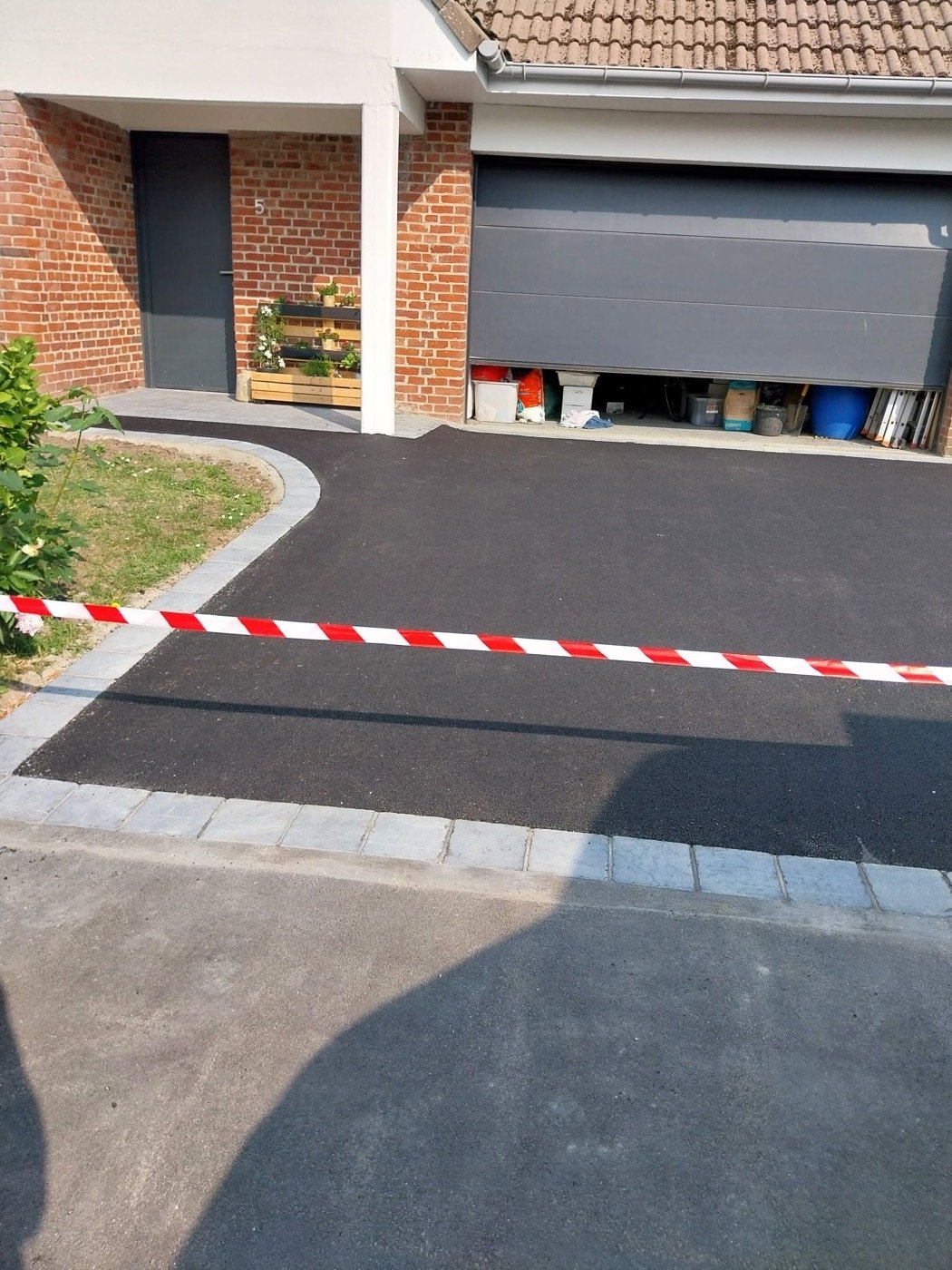 Cour en enrobé devant garage, EMS Pavage