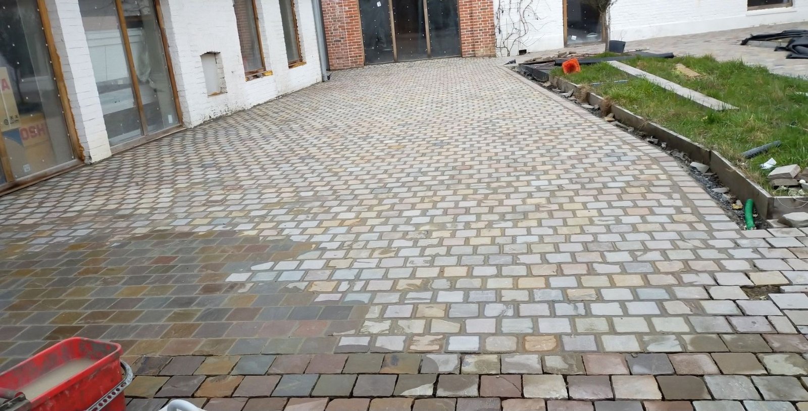 Allée en pavés anthracite posée par EMS Pavage