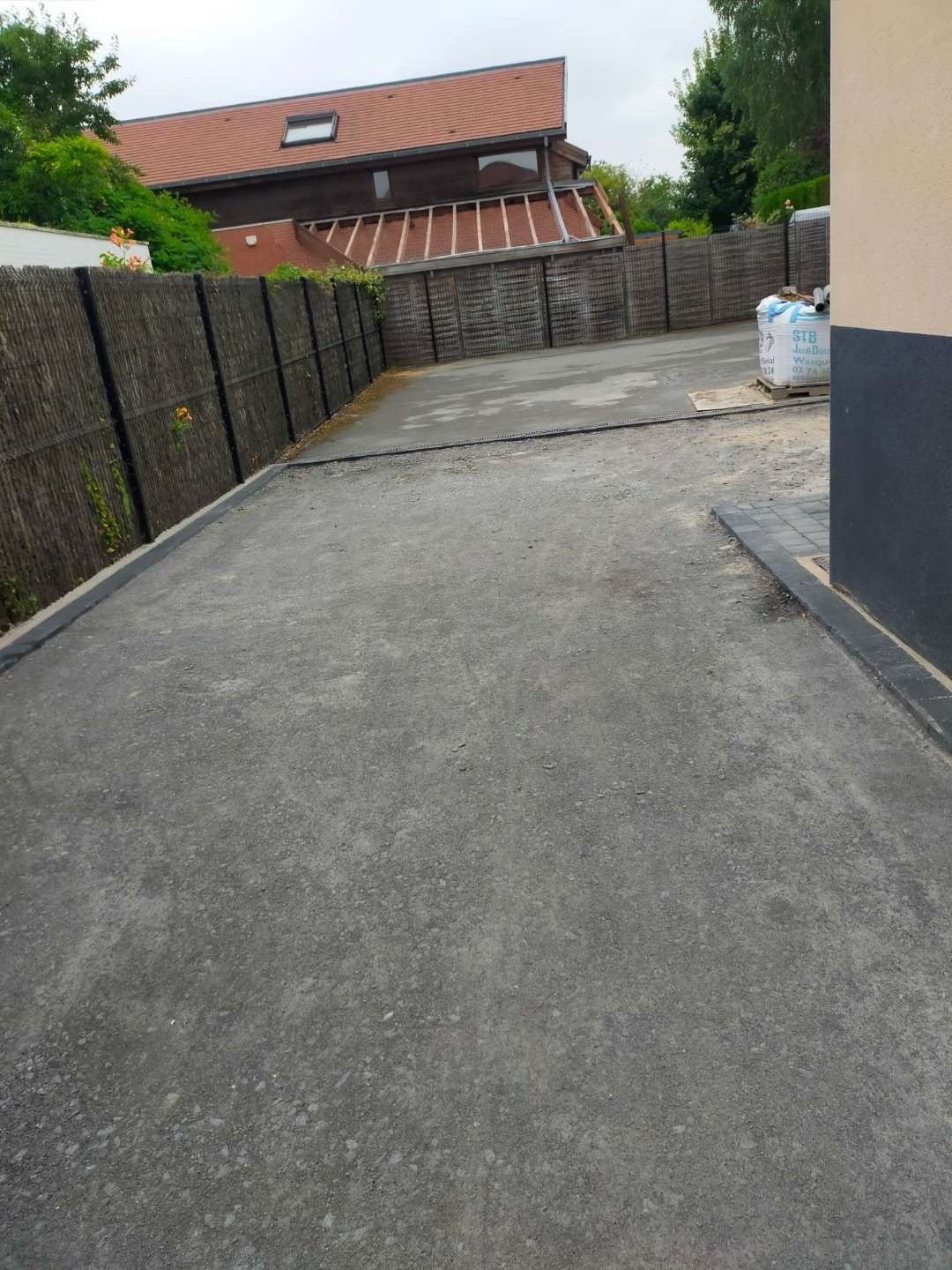 Terrain préparé et nivelé avant aménagement, EMS Pavage